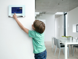 Управление умным домом с сенсорной панель доступно детям. 